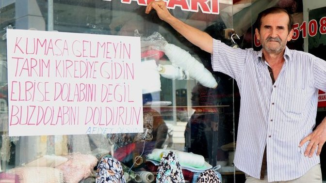 Samsun'lu bir esnaf dükkânına " elbise almayın, buzdolabını doldurun" dedi! Sık sık kıyafet alır mısın?