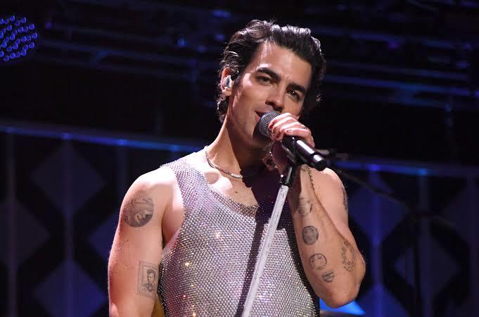 Joe Jonas:Erkeklerin makyaj yapabildiğini görmek harika dedi. Sizce de öyle mi?