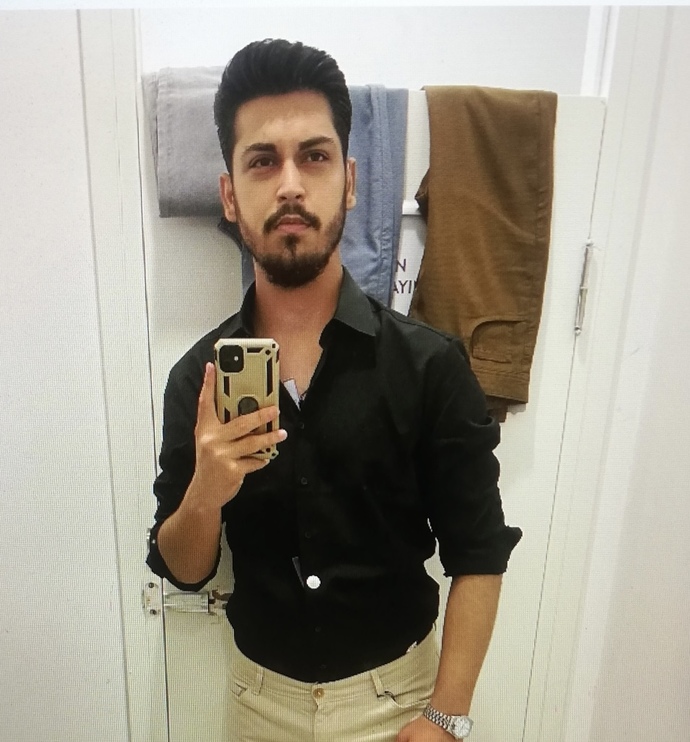 Hangi giyim tarzı daha çok yakışmış? Birini seçebilir misiniz?