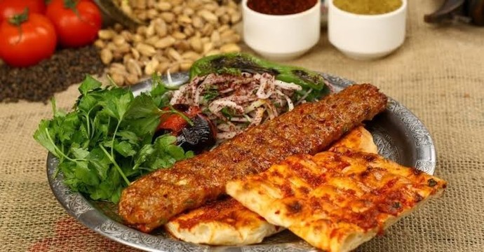 Bu saatte önünüze ne getirseler hayır diyemeden yerdiniz?