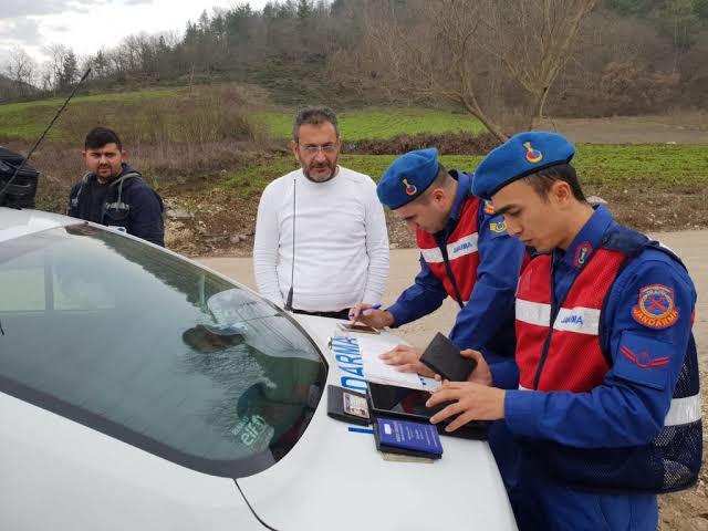 Jandarmayım. Çevirmelerde neden bu kadar heyecan yapıyorsunuz :))) ?