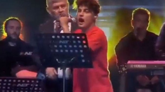 Konya’da verilen konserde, bir genç sahneye atlayıp,“Konya uyanın artık, AK Parti'ye oy verme!” diye bağırdı! Çocuğun akıbeti ne olur👌🏻?