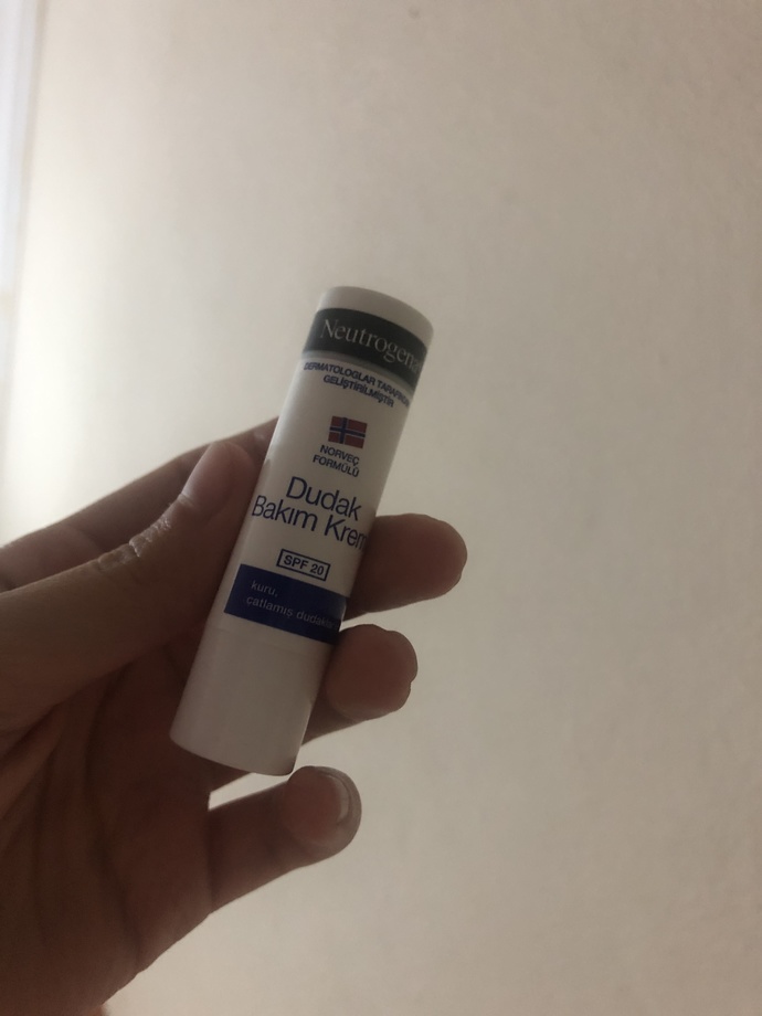 Dudakları doğal olarak büyütmek için hangi kremi kullanmalıyız?