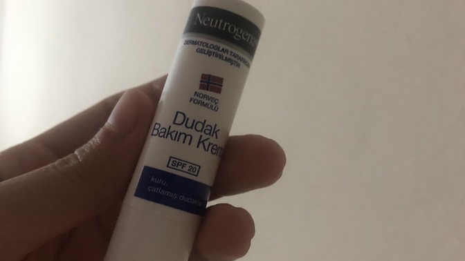 Dudakları doğal olarak büyütmek için hangi kremi kullanmalıyız?