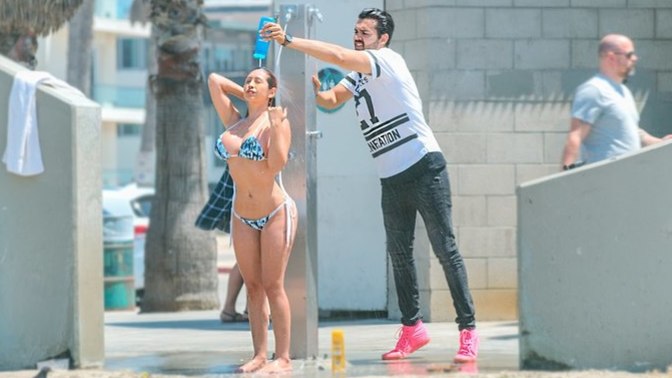 Plajda herkesin duş aldığı yerde, duş alır mısınız?