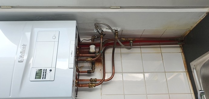 Kiraladığım evin mutfağında borular görünüyor, bu çirkin görüntüyü nasıl kısa süreliğine kapatabilirim?