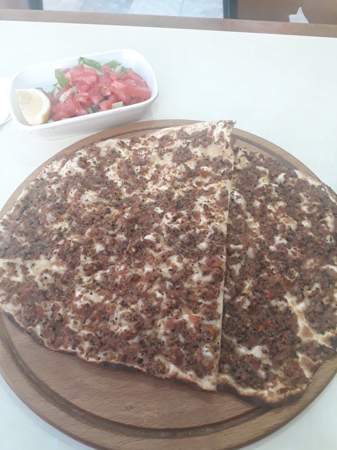 Bir lahmacun 25 ciro vay halimize amanın! Lahmacunu içine salata koyarak mı yoksa sade yemeyi mi tercih edersiniz?