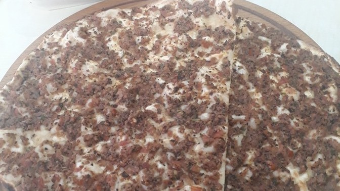 Bir lahmacun 25 ciro vay halimize amanın! Lahmacunu içine salata koyarak mı yoksa sade yemeyi mi tercih edersiniz?
