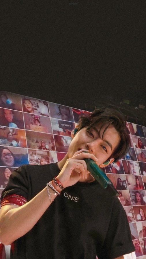 Taehyung (Koreli şarkıcı) sizce nasıl tanımayanlar fotolara göre yorumlayabilir?
