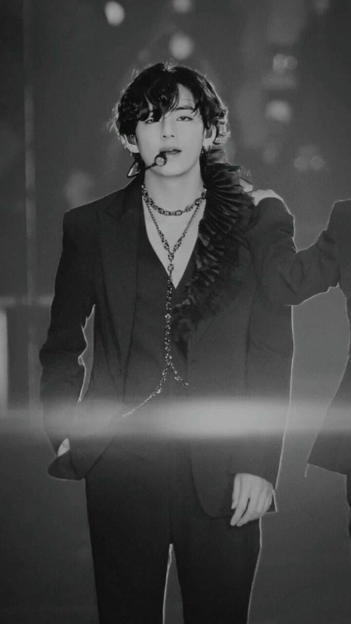 Taehyung (Koreli şarkıcı) sizce nasıl tanımayanlar fotolara göre yorumlayabilir?