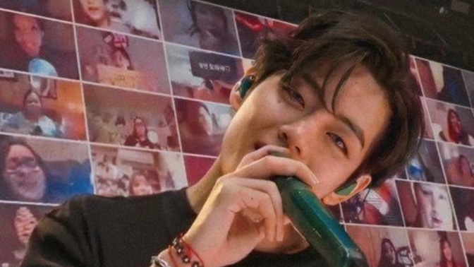 Taehyung (Koreli şarkıcı) sizce nasıl tanımayanlar fotolara göre yorumlayabilir?