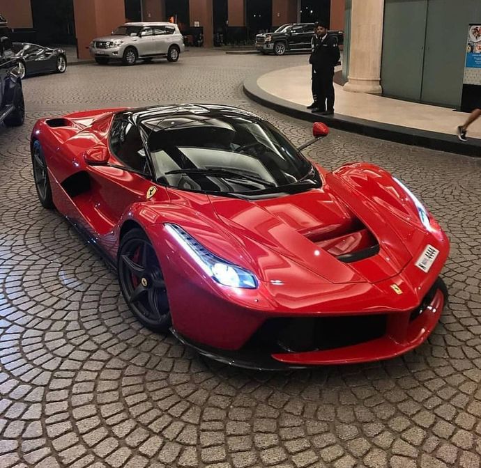 Ferrari'ye yakışan renk hangisi?