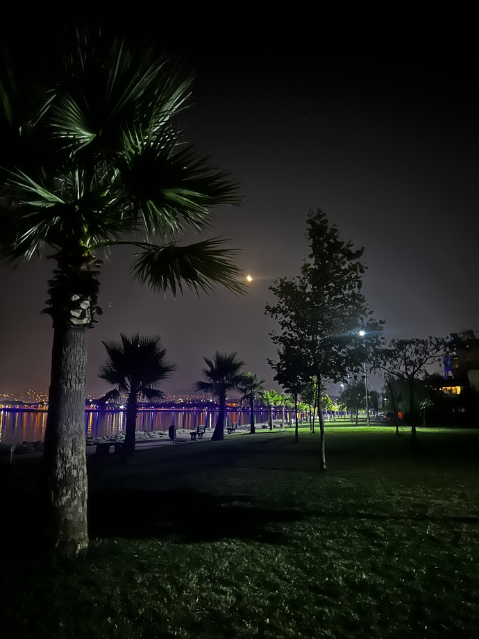 Bu gece ay çok güzel değil mi?