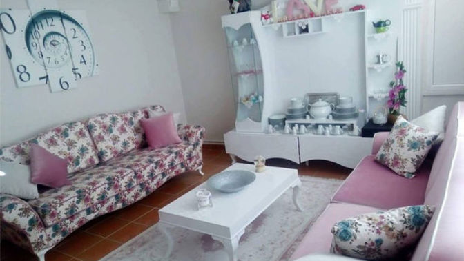 Yeni evleneceğiz. Eşim salona masa almayacağız, gelen insanlar yerde yesin diyor. Masasız yeni gelin evi mi olur?