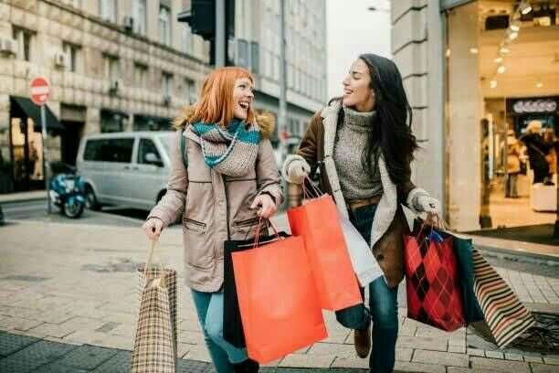 Sevgiliyle alışveriş  yapmak mı arkadaş ile alışveriş yapmak mı?