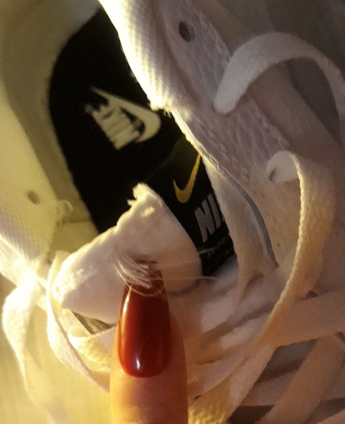 İnternette bir satıcıdan nike ayakkabı aldım ama dikişleri, yapışkanları sanki biraz belli bu normal mi?