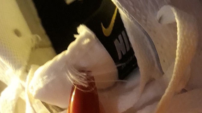İnternette bir satıcıdan nike ayakkabı aldım ama dikişleri, yapışkanları sanki biraz belli bu normal mi?