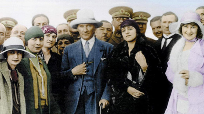 Şapka Devrimi, sizce de çok saçma bir iş değil mi?