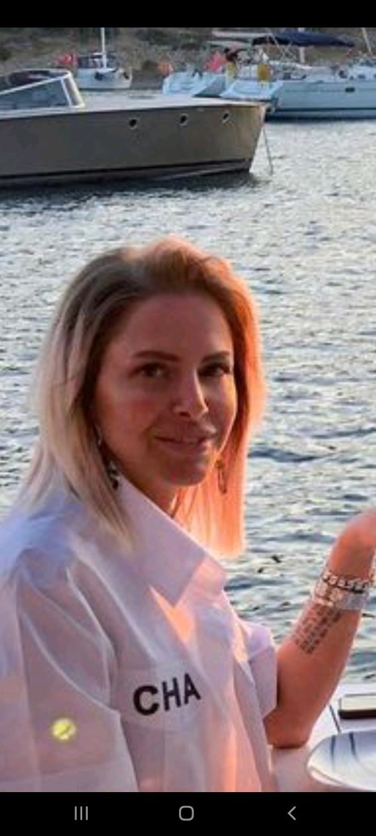 Bu kadın nasıl bir güzel bir çirkin olabiliyor?