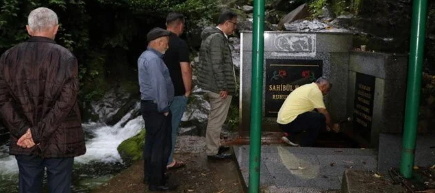 Arsenikli sudan içmek için kuyruğa girdiler! Sizce bu suyu içene bir şey olur mu?