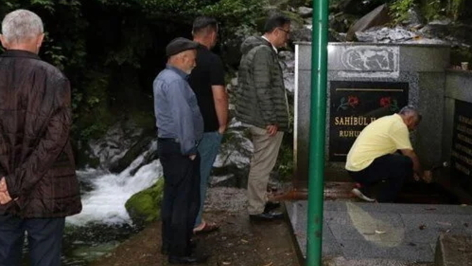 Arsenikli sudan içmek için kuyruğa girdiler! Sizce bu suyu içene bir şey olur mu?