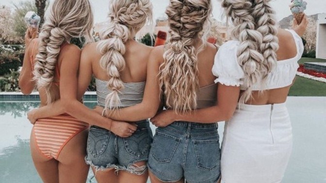 Saç modeliniz hep aynı mı, yoksa farklı modeller deniyor musunuz?