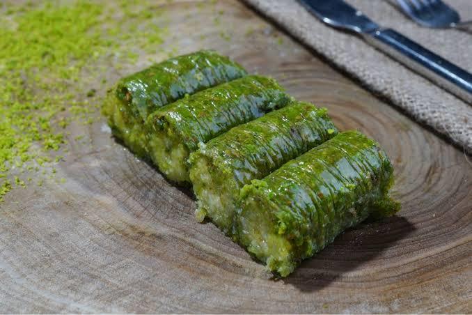 Favori tatlınız hangisi baklava mi yoksa yeşil burma mı benim fikrimi sorarsanız yeşil burma en iyi tatlıdir bana göre?