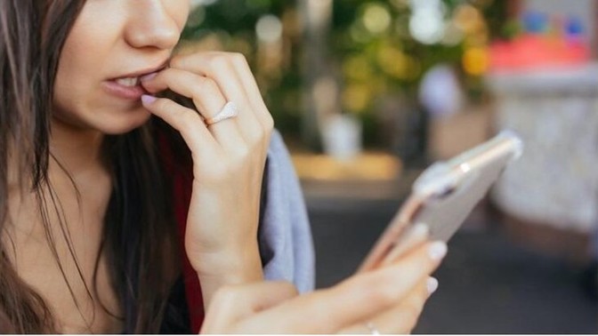 Telefonu kısacık alabilir miyim diyen sevgiline telefonunu verebilir misin?