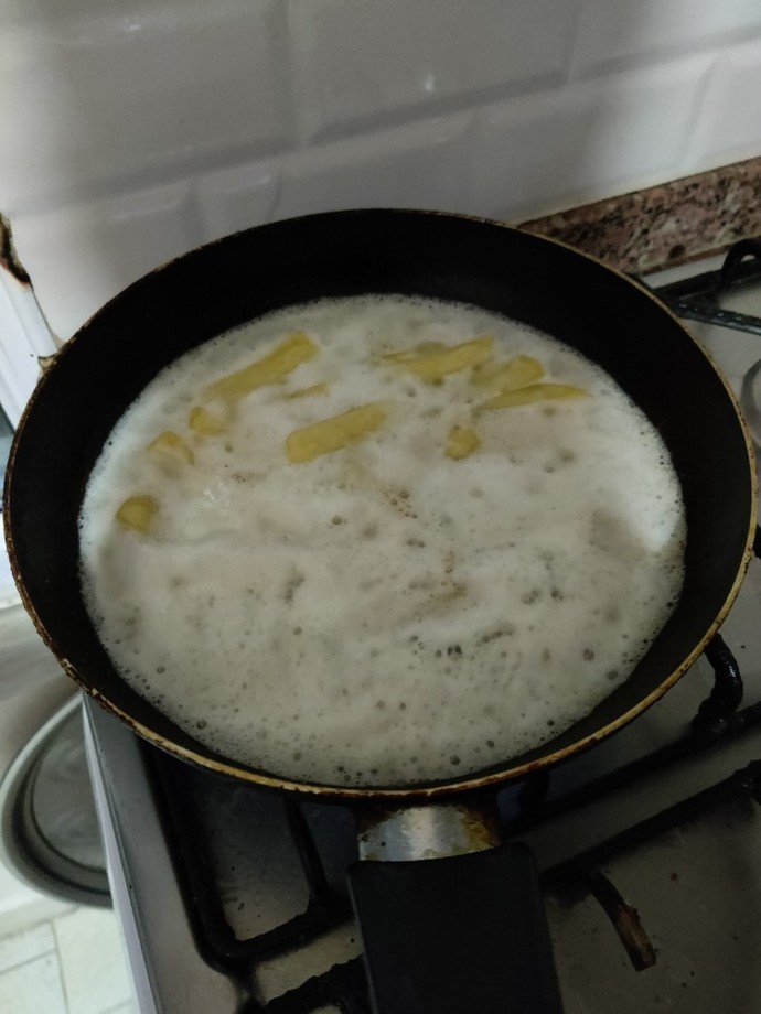 Erkek arkadaşım gelicek ilk kez yapıyorum patates beybeyaz köpürüyor sebebi nedir?