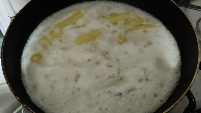 Erkek arkadaşım gelicek ilk kez yapıyorum patates beybeyaz köpürüyor sebebi nedir?