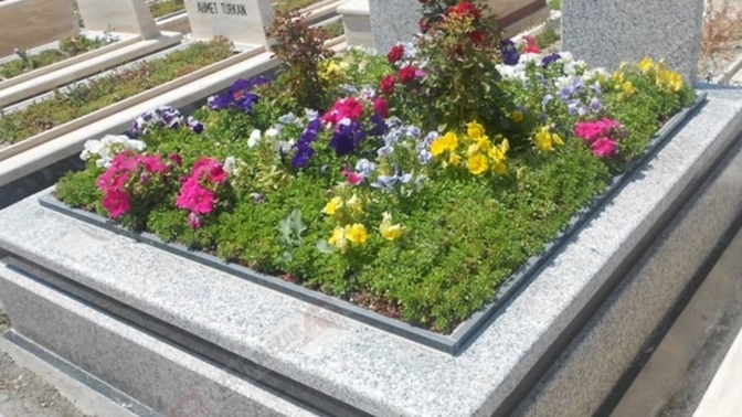 Yeni tanıştığınız flört, sizi ölen eşinin mezarına götürse?