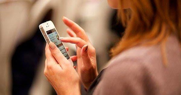 Sevgiliniz telefonunu yanınızda bırakıp gitse kurcalar mısınız?