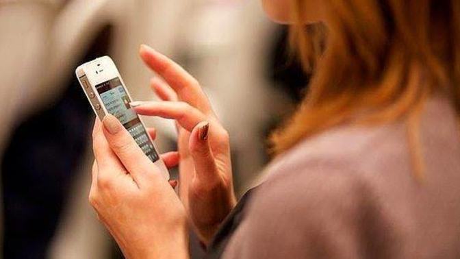 Sevgiliniz telefonunu yanınızda bırakıp gitse kurcalar mısınız?
