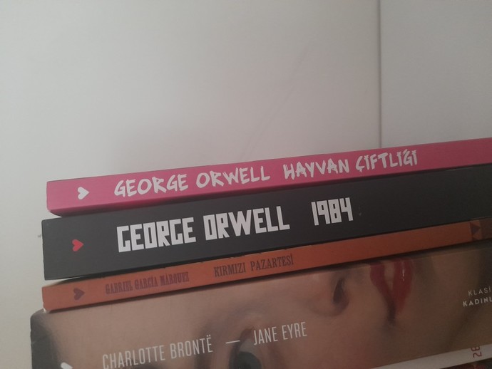 Hayvan Çiftliği mi 1984 mü?