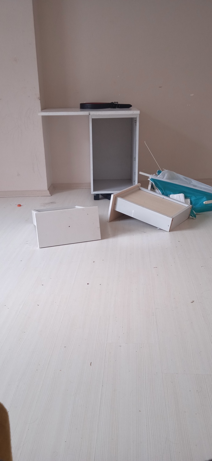 Şu an acıyı iliklerime kadar hissediyorum bir devrimi kapatkaya geldim karşılaştığım manzara?