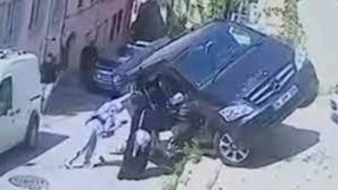 Ya Allah deyip takla atmak üzere olan minibüsü havada tuttular! Siz olsaydınız ne yapardınız?