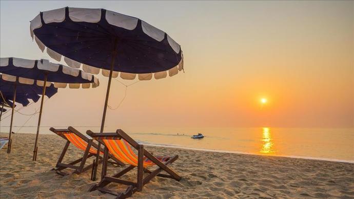 Plajda havlu üzerine mi serilirsiniz illa şezlong mu olsun istersiniz?
