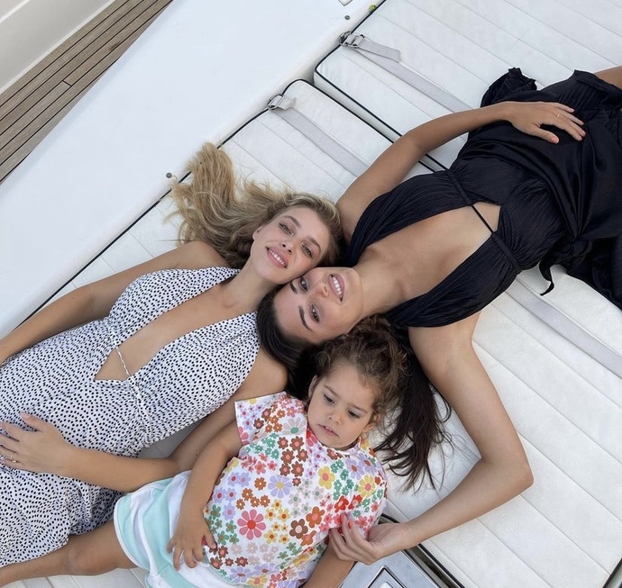 Hande Erçel, ablası ve arkadaşlarını 2 milyon TL’lik tatile çıkarmış. Kaldı mı böyle arkadaş😻?