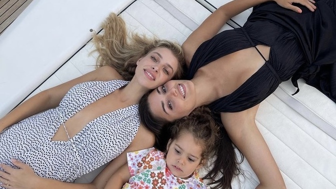 Hande Erçel, ablası ve arkadaşlarını 2 milyon TL’lik tatile çıkarmış. Kaldı mı böyle arkadaş😻?
