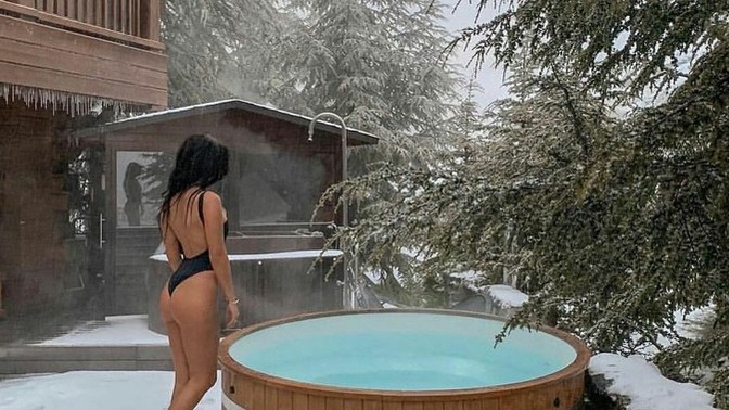 Karlar arasında sıcak suyun içinde duş almak ister miydiniz?