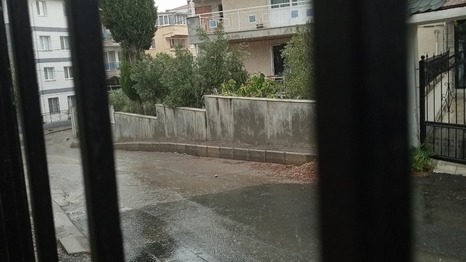 İzmir'de deli gibi yağmur yağıyor orada havalar nasıl 👻👻?