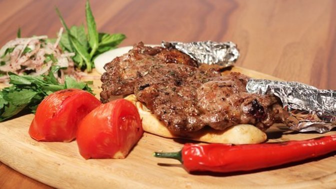 Güzel bir yemek yerken en çok hangisi iştahınızı açar? Soğan mı, acı biber mi yoksa turşu mu?
