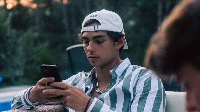Şapkayı ters takanlar neden kendini havalı görür?