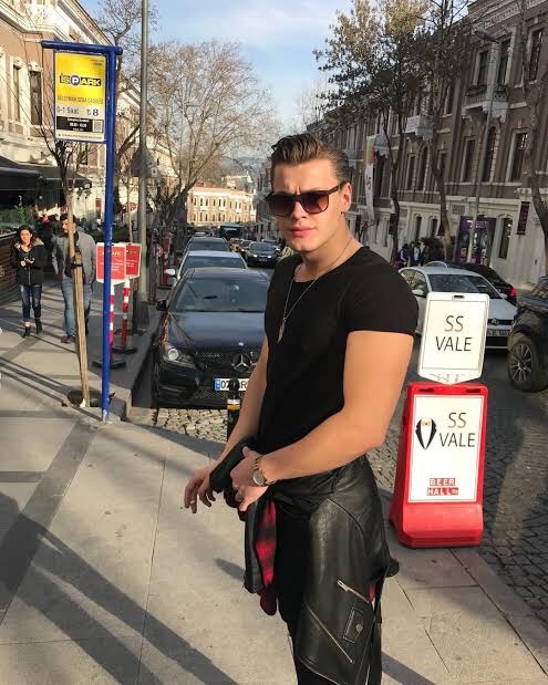 Tolga Kandemir mi daha yakışıklı Kıvanç Tatlıtuğ mu sizce?