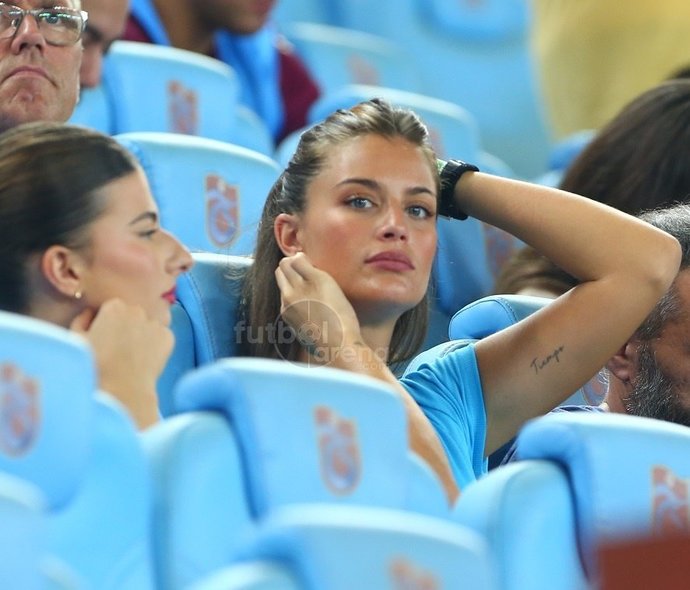 Trabzonspor tribünlerindeki güzellik sosyal medyayı kasıp kavurdu! Sizce de abartıldığı kadar güzel mi?