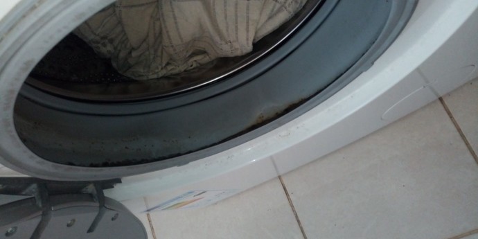 Makinenin lastiği siyahlaşmış, neden böyle olmuş olabilir. Nasıl geçer?