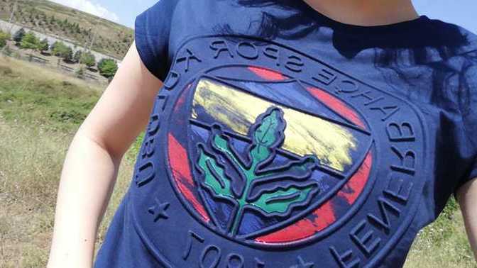 Bu hafta Fener maçına gideceğim. Sizce tişört iyi mi altına ne renk giyilir?