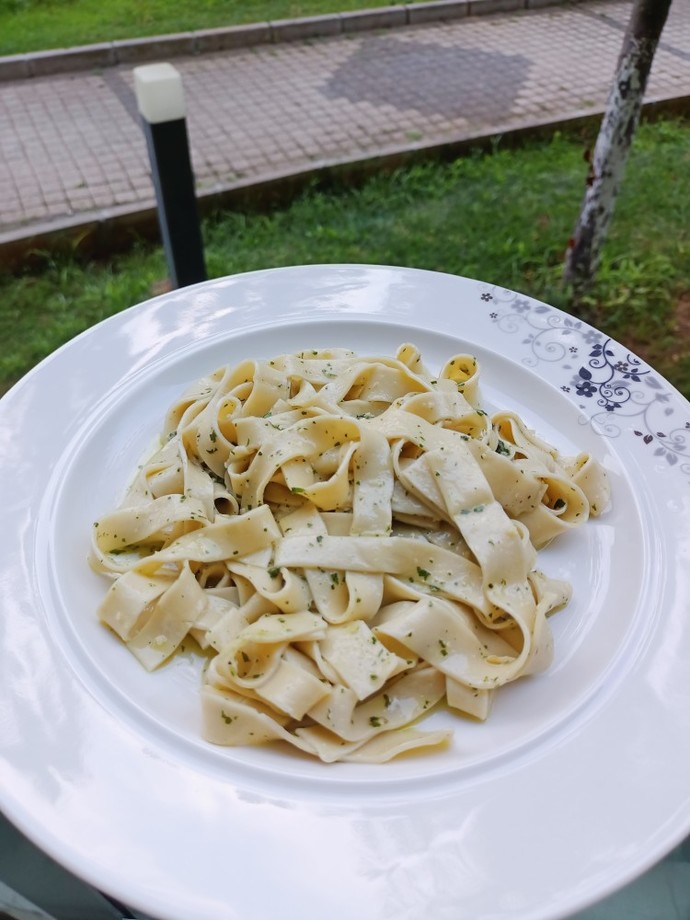 Tagliatelle al pesto yemeğim nasıl gözüküyor?