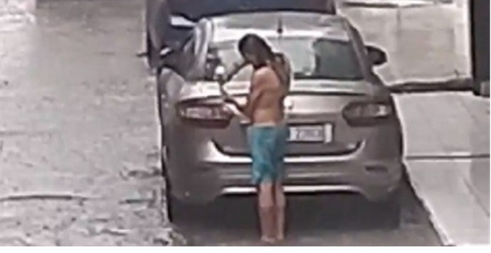 Sağanak yağmur altında şampuanla duş aldı. Siz de böyle bir çılgınlık yapar mıydınız?