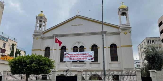 Hristiyan Ortodoks Cemaati 300 yıllık kilise duvarına astıkları pankartla Müslümanların Kurban Bayramı’nı kutladı